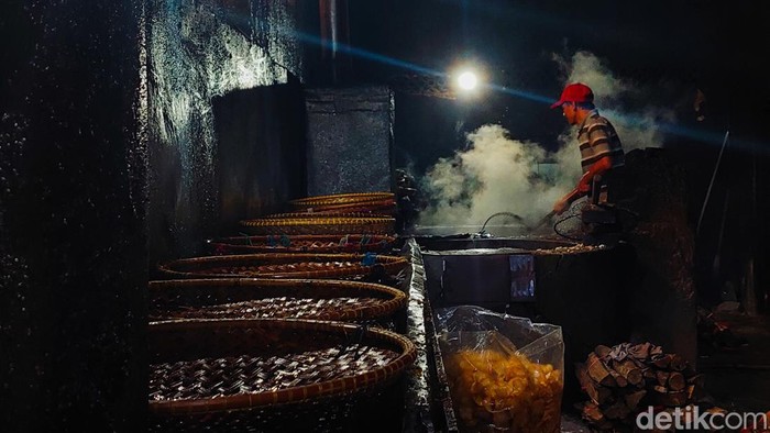 Produksi keripik Riki Cimahi. Produksi keripik Riki Cimahi.