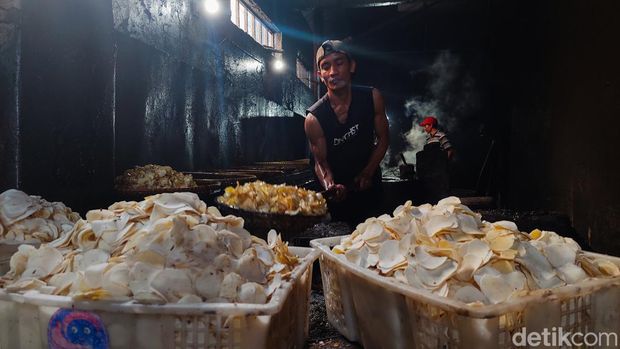 Produksi keripik Riki Cimahi.