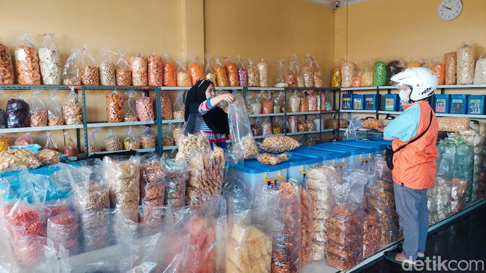 Produksi keripik Riki Cimahi.