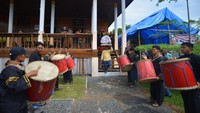 Prosesi yang menggambarkan kesedihan atas penderitaan yang dialami Husain saat perang karbala itu merupakan rangkaian prosesi Pesona Hoyak Tabuik Budaya Piaman 2024 memperingati Hari Asyura (10 Muharram) 1446 Hijriyah.