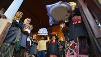 Warga tabuik Subarang menjunjung baki dan panja saat prosesi Maatam di Pariaman, Sumatera Barat, Minggu (14/7/2024).