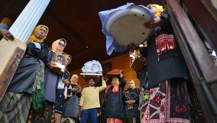 Prosesi maatam pesona hoyak tabuik di Pariaman Warga tabuik Subarang menjunjung baki dan panja saat prosesi Maatam di Pariaman, Sumatera Barat, Minggu (14/7/2024). Prosesi yang menggambarkan kesedihan atas penderitaan yang dialami Husain saat perang karbala itu merupakan rangkaian prosesi Pesona Hoyak Tabuik Budaya Piaman 2024 memperingati Hari Asyura (10 Muharram) 1446 Hijriyah yang juga masuk dalam Kharisma Event Nusantara (KEN) Kemenparekraf. ANTARA FOTO/Iggoy el Fitra/rwa.