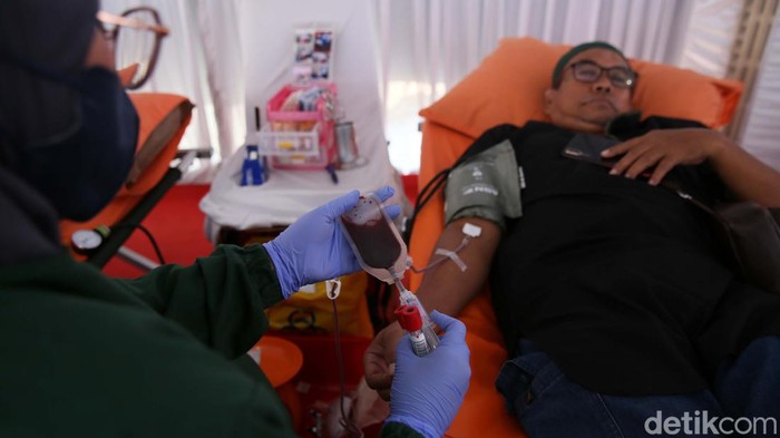 Peringatan Hari Donor Darah Sedunia digelar di Jakarta, Minggu (14/7/2024). Sebanyak 298 peserta ikut mendonorkan darahnya dalam acara yang digelar PMI tersebut.