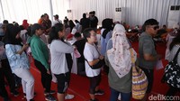 Tampak warga antre untuk mendaftarkan donor darahnya.