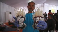 Petugas menunjukan kantong darah yang terkumpul.