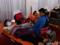 Ratusan Orang Ikut Donor Darah di Jakarta