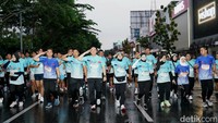Kapolda Riau dan rombongan yang hadir dan membuka langsung event juga terlihat ikut masuk dalam barisan. Terlihat Kapolda lari rute 5K didampingi Ketua Bhayangkari Wilayah Riau Ny Nindya M Iqbal atau yang akrab disapa Bubu. (Dok. Raja Adil/detikSumut)