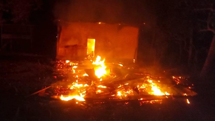 Rumah dibakar oleh massa di Bone.