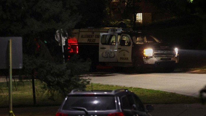 Rumah Penembak Donald Trump Digaris Polisi Law enforcement members from the Allegheny County Police Department, guard the perimeter of the home of the 20-year-old Thomas Matthew Crooks, named by the FBI as the