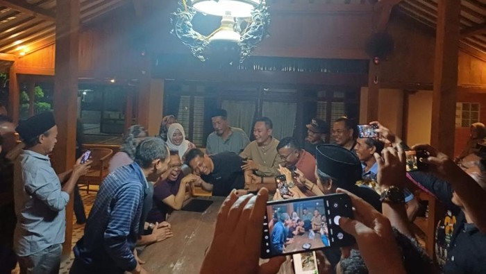 Setyo Wahono saat meminta restu kakaknya, Mensesneg Pratikno untuk maju Pilbup Bojonegoro 2024.