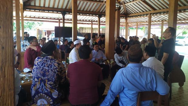 Setyo Wahono saat meminta restu kakaknya, Mensesneg Pratikno untuk maju Pilbup Bojonegoro 2024.