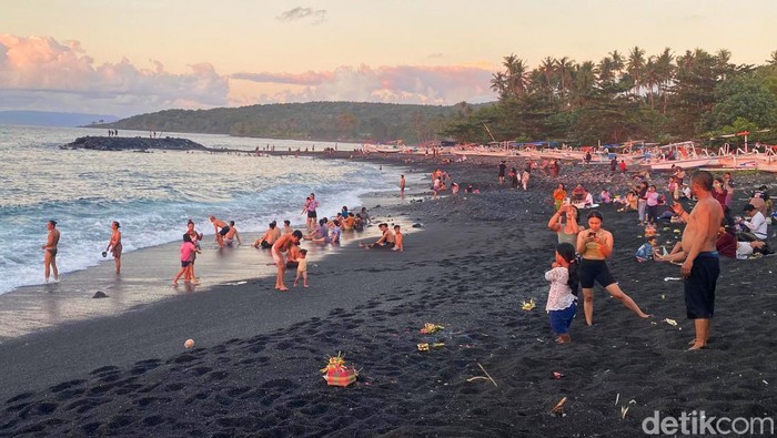 Suasana di Pantai Jasri, Karangasem, ramai saat banyu panaruh, Minggu (14/7/2024).