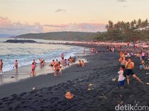 Pantai di Karangasem Ramai Pengunjung untuk Banyu Pinaruh