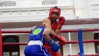 Tinju amatir ini memperebutkan Piala Wali Kota Surabaya (Foto: Deny Prastyo)