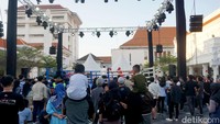 Warga antusias mengikuti dan nonton pagelaran tinju yang jarang digelar ini (Foto: Deny Prastyo)