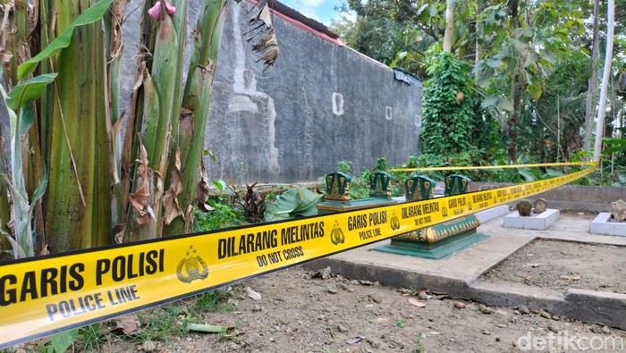 TKP penemuan mayat bayi di area pemakaman keluarga Jember.