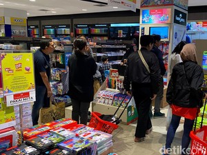 Ramainya Toko Buku-Seragam di Bandung Jelang Hari Pertama Sekolah