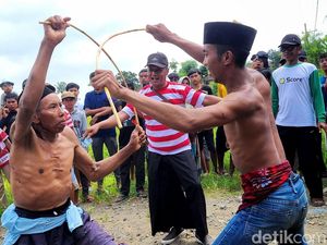 Potret Tradisi Ojung di Bondowoso