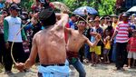 Potret Tradisi Ojung di Bondowoso