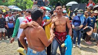 Tak ada amarah atau dendam dalam pertarungan ini. Keduanya melakukan dengan riang gembira, kendati punggungnya terkena sabetan rotan lawan hingga meninggalkan bilur merah dan berdarah-darah. keduanya saling bermaafan dan berangkulan satu sama lain.
