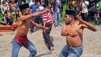 Tradisi ini biasanya digelar di lapangan atau tanah lapang desa setempat. Disaksikan ratusan hingga ribuan penonton berasal dari daerah sekitar.