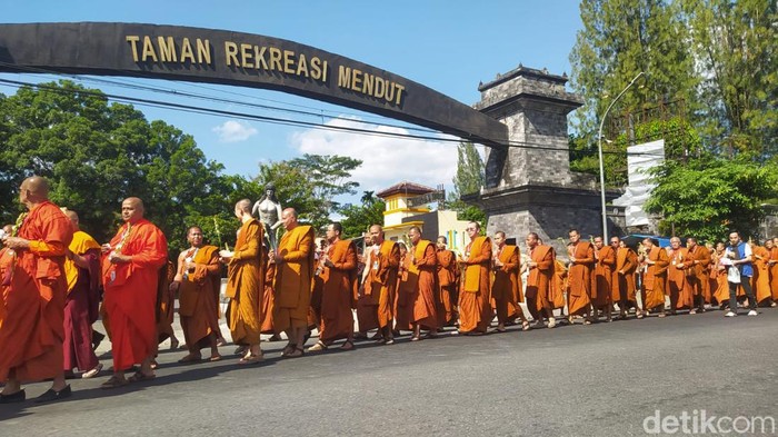 Umat Buddha mengikuti kirab prosesi Asalha Mahapuja dari Candi Mendut menuju Candi Borobudur, Minggu (14/7/2024).