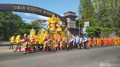 Potret Kirab Asalha Mahapuja dari Candi Mendut ke Borobudur