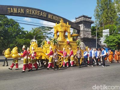 Potret Kirab Asalha Mahapuja dari Candi Mendut ke Borobudur