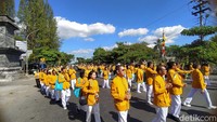 Kemudian Relik Sang Buddha dibawa dengan Kereta Kencana Mahadhatu. Selain itu, ada juga Kereta Tipitaka yang membawa kitab suci Tipitaka dirancang Bhikkhu Sri Pannavaro Mahathera.
