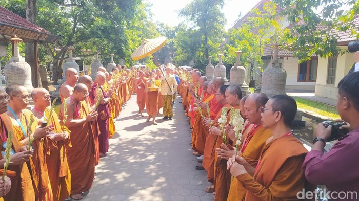 Umat Buddha mengikuti kirab prosesi Asalha Mahapuja dari Candi Mendut menuju Candi Borobudur, Minggu (14/7/2024).