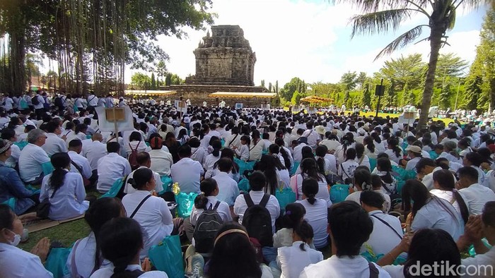 Umat Buddha mengikuti kirab prosesi Asalha Mahapuja dari Candi Mendut menuju Candi Borobudur, Minggu (14/7/2024).
