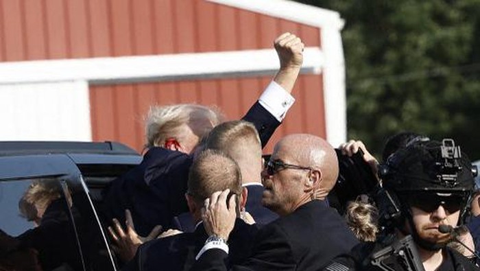 BUTLER, PENNSYLVANIA - JULY 13: Republican presidential candidate former President Donald Trump pumps his fist as he is rushed into a car at a rally on July 13, 2024 in Butler, Pennsylvania.   Anna Moneymaker/Getty Images/AFP (Photo by Anna Moneymaker / GETTY IMAGES NORTH AMERICA / Getty Images via AFP)