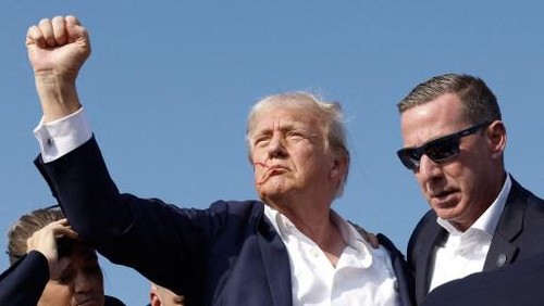 BUTLER, PENNSYLVANIA - JULY 13: Republican presidential candidate former President Donald Trump pumps his fist as he is rushed offstage during a rally on July 13, 2024 in Butler, Pennsylvania.   Anna Moneymaker/Getty Images/AFP (Photo by Anna Moneymaker / GETTY IMAGES NORTH AMERICA / Getty Images via AFP)