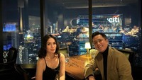 Dalam ulang tahun Ussy tersebut, mereka makan malam di restoran dengan pemandangan city light dari atas ketinggian. Foto: Instagram @ussyandhika