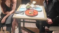 Nah, kalau yang satu ini adalah makan malam romantis dalam rangka ulang tahun Andhika Pratama. Mereka merayakan dengan menikmati steak. Foto: Instagram @ussyandhika