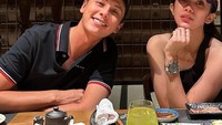 Ada lagi keseruan Ussy dan Andhika saat makan steak di restoran Jepang. Untuk minumannya mereka memesan ocha dingin yang tampak menyegarkan. Foto: Instagram @ussyandhika