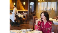 Ini adalah pose cantik Ussy Sulistiawaty saat makan di hotel berbintang. Ia berpose sebelum makanan disajikan di hadapannya. Foto: Instagram @ussyandhika