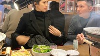 Terakhir, momen makan steak Ussy dan Andhika ini sukses mencuri perhatian. Mereka kompak mengenakan setelan hitam saat makan di restoran.  Foto: Instagram @ussyandhika