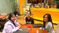Termasuk saat menghabiskan waktu dengan nonton bioskop. Ussy bersama dua anak perempuannya, termasuk Zahra atau Ara ngopi sambil menunggu jadwal masuk. Foto: Instagram @ussyandhika