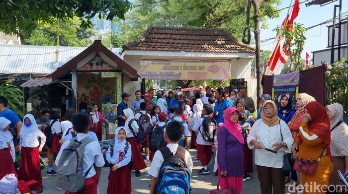 30 Ribu Siswa SD di Surabaya Ikut MPLS Hari Pertama