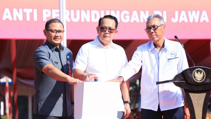Adhy Karyono bersama Kadispendik Jatim Aries Agung Paewai membunyikan tanda deklarasi Gerakan Anti-Perundungan bersama siswa SMA se-Jatim.