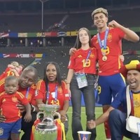 Kepopuleran Lamine Yamal turut berimbas pada Alex Padilla, TikTokers yang terlihat mesra dengan sang pesepakbola usai Spanyol menang Piala Euro 2024. Lamine terlihat menggandeng Alex Padila saat merayakan kemenangannya dan Spanyol. Foto: Dok. TikTok