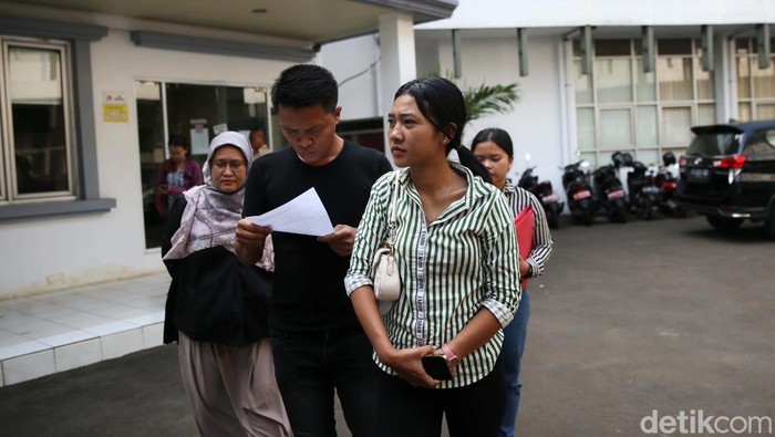 Anak Wartawan Karo yang Rumahnya Dibakar Ngadu ke KPAI Keluarga wartawan Tribrata TV Sempurna Pasaribu mendatangi KPAI, Jakarta, Senin (15/7/2024). Kedatangannya untuk mengadukan kasus pembakaran rumah yang menewaskan Sempurna Pasaribu.