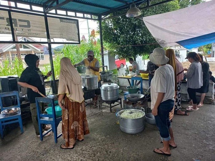 Anggota DPR RI dari Fraksi Partai Gerindra, Elnino H Mohi, menjadikan rumahnya sebagai dapur umum untuk membantu korban banjir dan longsor yang melanda wilayah Gorontalo.