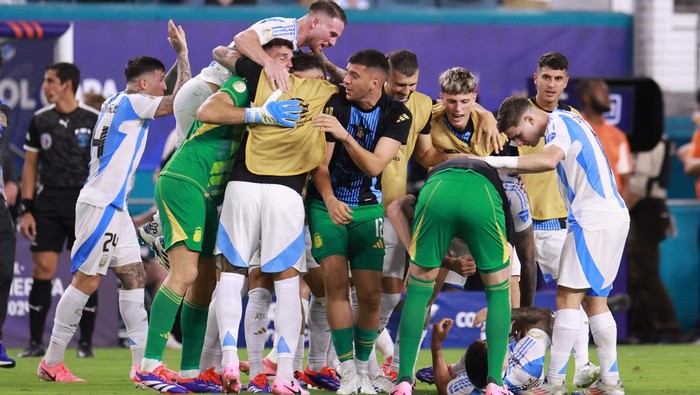 MIAMI GARDENS, FLORIDA - JULY 14: Lautaro Martanez of Argentina celebrates with teammates after scoring the teams first goal during the CONMEBOL Copa America 2024 Final match between Argentina and Colombia at Hard Rock Stadium on July 14, 2024 in Miami Gardens, Florida. (Photo by Carmen Mandato/Getty Images)