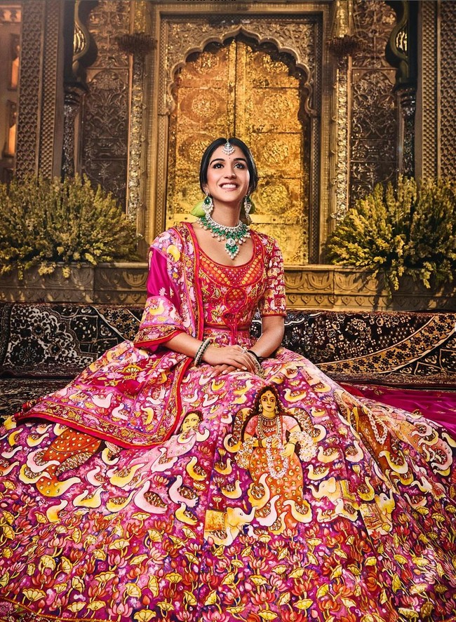 Setelah melangsungkan upacara pernikahan dengan Anant Ambani, putra orang terkaya Asia Mukesh Ambani, Radhika Merchant membuat terkesima dengan busana lehenga yang dikenakannya untuk acara malam hari. Foto: Instagram/@rheakapoor