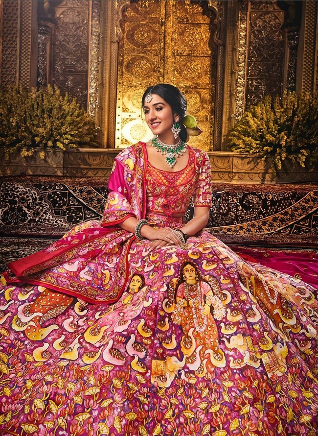 Wanita 29 tahun ini memakai lehenga hasil karya desainer Abu Jani Sandeep Khosla. Kali ini sang desainer berkolaborasi dengan seniman dan pematung kontemporer Jayasri Burman untuk membuat gaun terunik yang sarat anak nilai seni dan unsur budaya India. Foto: Instagram/@rheakapoor