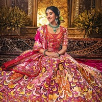 Wanita 29 tahun ini memakai lehenga hasil karya desainer Abu Jani Sandeep Khosla. Kali ini sang desainer berkolaborasi dengan seniman dan pematung kontemporer Jayasri Burman untuk membuat gaun terunik yang sarat anak nilai seni dan unsur budaya India. Foto: Instagram/@rheakapoor