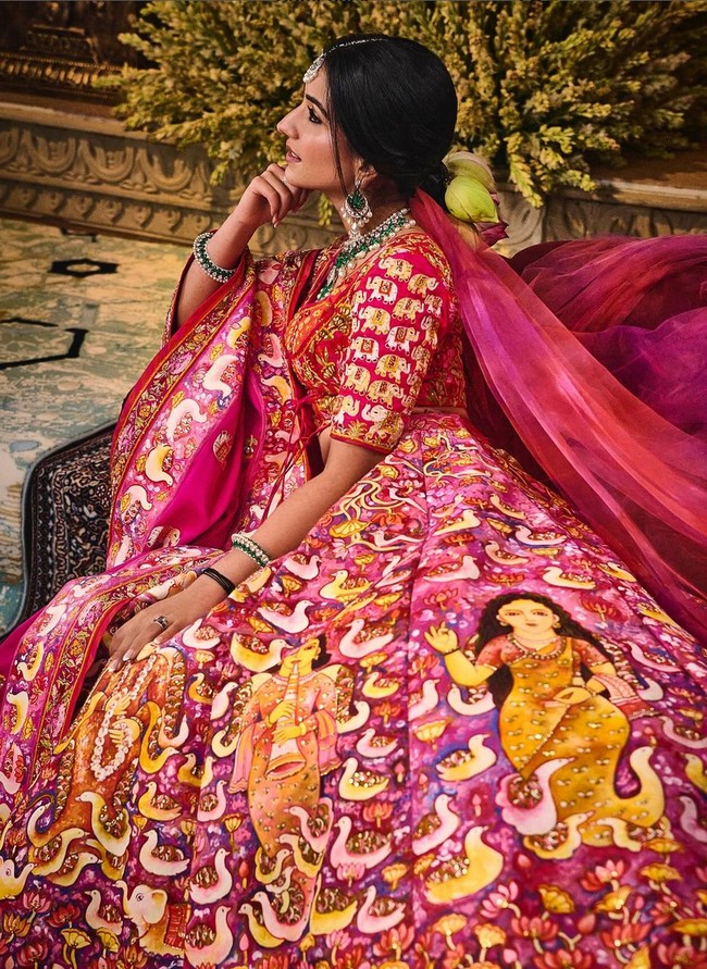 Rhea Kapoor, stylist untuk pernikahan Radhika Merchant dan Anant Ambani, menjelaskan bahwa busana tersebut menampilkan estetika mistis Jayasri yang klasik. Pakaian yang didominasi palet fuchsia ini juga merayakan persatuan Anant dengan Radhika melalui gambaran yang sangat bermakna. Foto: Instagram/@rheakapoor