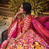 Rhea Kapoor, stylist untuk pernikahan Radhika Merchant dan Anant Ambani, menjelaskan bahwa busana tersebut menampilkan estetika mistis Jayasri yang klasik. Pakaian yang didominasi palet fuchsia ini juga merayakan persatuan Anant dengan Radhika melalui gambaran yang sangat bermakna. Foto: Instagram/@rheakapoor